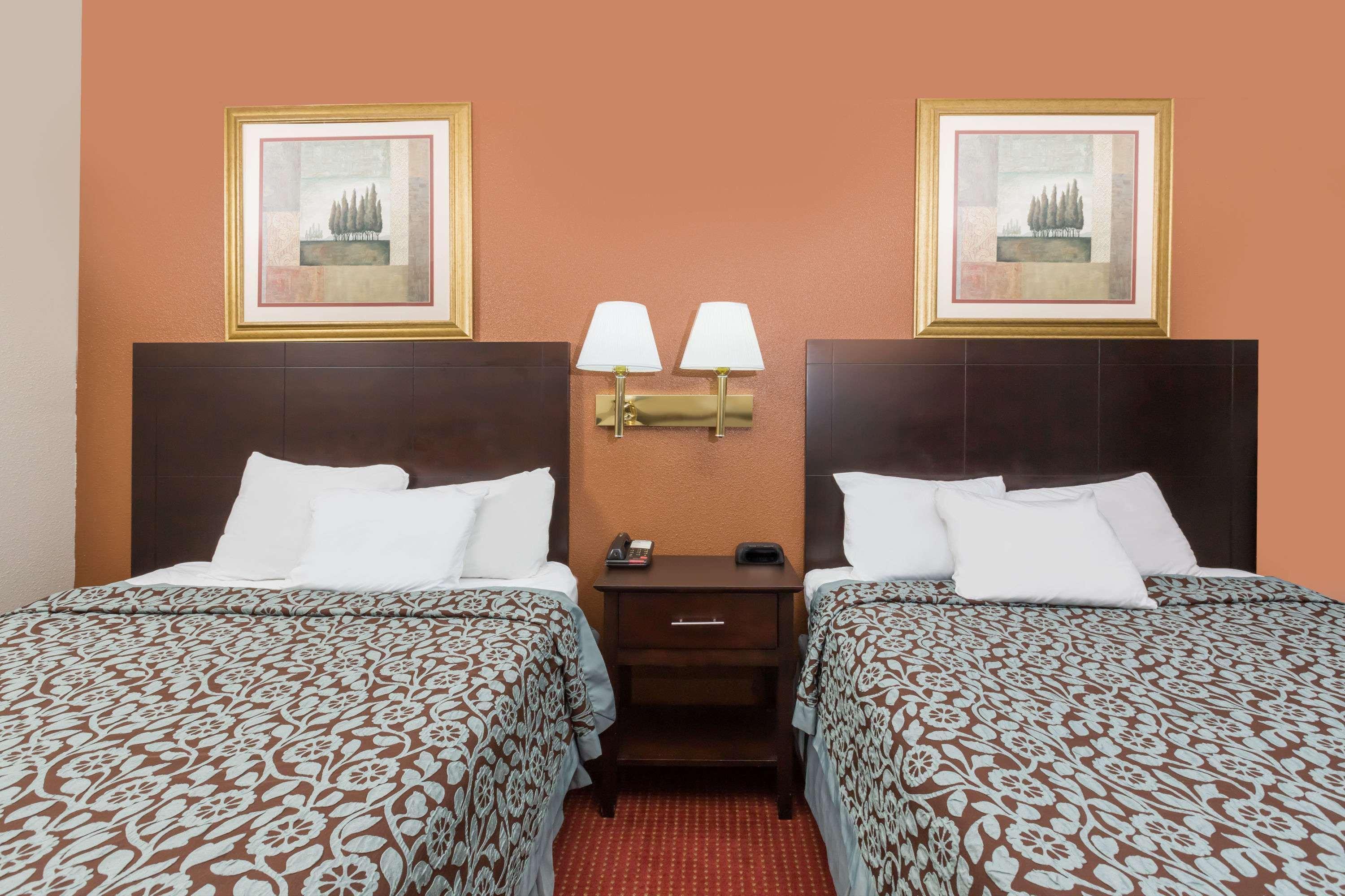 Hotel Days & By Wyndham Airport Des Moines